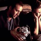 Ein Mann und eine Frau sitzen nachdenklich auf einem Sofa; der Mann hält etwas mit Schleife.