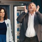 Vier Personen stehen zusammen in einem Raum. Eine Frau trägt eine Jacke mit einem TC-Logo. Ein Mann hebt die Hände.