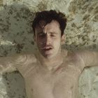 Keine Texte vorhanden. Ein Mann mit Schnurrbart liegt entspannt im klaren Wasser, die Arme ausgebreitet.