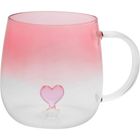Ein Glasbecher mit rosa Farbverlauf und einem kleinen Herz am Boden.