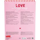 „LOVE always wins“ steht oben. Eine Spielanleitung für „Vier in einer Reihe“ folgt in mehreren Sprachen. Unten ein kleines Herz.