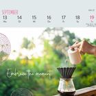 SEPTEMBER, Kalenderwoche 37: 13 Mo, 14 Di, 15 Mi, 16 Do, 17 Fr, 18 Sa, 19 So. Embrace the moment. Hände gießen Kaffee ein.
