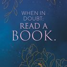 "When in doubt: read a book." zeigt goldene Linien von Blumen und Ästen auf blauem Hintergrund.