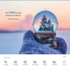 „Der Zauber steckt immer im Detail.“ – Theodor Fontane. Eine Hand hält eine Schneekugel vor einem winterlichen Sonnenuntergang.