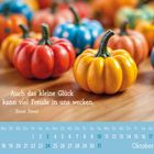 Zitat: "Auch das kleine Glück kann viel Freude in uns wecken." Unter einem Kalenderblatt für Oktober, bunte Kürbisse.
