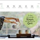 KW 20, 17. bis 23. Mai. "Ein Bad erfrischt den Körper, eine Tasse Tee den Geist. Aus Japan." Hände gießen Tee ein.