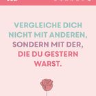 JULI, Kalenderwoche 12-18. "Vergleiche dich nicht mit anderen, sondern mit der, die du gestern warst." Eine Rose darunter.