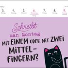 Oben stehen Wochentage im Mai. Darunter fragt ein Kalender: "Schreibt man Montag mit einem oder zwei Mittelfingern?" Illustration einer Katze rechts.