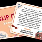 Zwei Karten mit Anweisungen für ein Urlaubsspiel. Eines enthält Regeln, das andere Kategorienbeispiele.