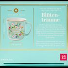 "Wohlfühlbecher 'Kleine Auszeit' Blütenträume. New Bone China, 350 ml, 04 von 04, GROH.DE"  
Aufdruck und Blumenmuster auf Tasse.