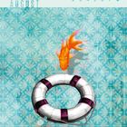 Augustkalender mit Tagen 2 bis 8. Illustration: Zwei Goldfische bei einem Rettungsring auf blauem, floralem Hintergrund.