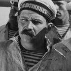 Mehrere Männer in Matrosenuniformen, einer trägt eine Mütze mit der Aufschrift "Потемкин".