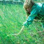 Ich sehe keinen Text. Nahaufnahme eines Gesichts mit blonden Haaren, das aus einem Glas trinkt.