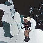 Illustration: Eine Person mit weißem Gewand hält ein Kind mit blonden Haaren im Arm, umgeben von Schneeflocken.