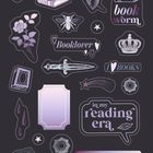 Texte: "book worm", "Booklover", "I ♥ BOOKS", "in my reading era", "I can't I'm fully booked.", "quote:". 

Illustrationen: Bücher, Dolch, Rose, Krone, Schmetterling, Biene.