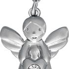 Ein silberner Engel-Anhänger mit Flügeln, hält ein Herz mit einem klaren Schmuckstein. Ein Karabinerhaken ist oben angebracht.