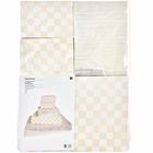 "Paper Poetry". Fünf Stück Verpackungspapier in creme und weiß mit Karomuster, gestapelt, rechteckig verpackt.