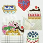 "To" und "From: Harper Lane" auf Karten. Illustrationen von Kuchen und herzförmigen Objekten, mit bunten Umschlägen und Kärtchen.