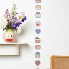 Illustration von bunten Herzen und Tortenstücken an einer Schnur. Links ein Blumenvase mit Gesicht, daneben ein Stuhl.