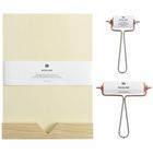 Text: "Ricolino". Zwei Linoldruckwalzen mit langem Griff und ein Träger für Linolplatten aus hellem Holz.