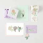 "﻿Wachse über Dich hinaus" steht auf einer mintgrünen Karte mit Blumenmotiven. Karten, Umschlag und Sticker mit Blumen.