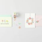 "NEW DAY, NEW CHANCE" steht auf einer Karte. Verschiedene Karten, Umschläge und florale Sticker in sanften Pastelltönen.