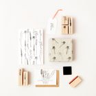 "Ein Dankeschön für alles." Eine Sammlung aus botanischen Stempeln, Papier und Geschenkanhänger mit Pflanzenmotiven.