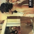 Text: "FALSCHE SCHAM 'GEFAHREN DER LIEBE'." Ein Mann rasiert sich vor einem Spiegel, eine Frau schaut ihm zu.