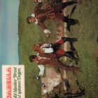 „ISABELLA Mit blanker Brust und spitzen Degen.“ Vier Personen fechten in historischer Kleidung auf einer Wiese.