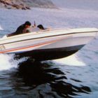 Auf einem schnell fahrenden Motorboot stehen zwei Personen im Wasser, darunter ist der Code "50518" sichtbar.