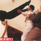 „In the Line of Duty 5“ steht in weißem Text auf rotem Hintergrund. Eine Frau tritt zwei Männer.