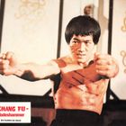 Text: "Tschang Fu - Der Todeshammer. Ein Farbfilm der Gloria." Ein Mann, muskulös, mit Kratzern, zeigt einen Kampfpose.