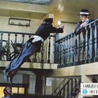 Text: "I ANDJELI LUDO VOZE INEX FILM". Ein Mann im Sprung, ein anderer lehnt am Geländer, Szene in einem Innenraum mit Balkon.