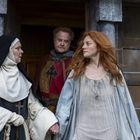 Ich kenne den Inhalt nicht genau. Eine Nonne, ein Mann in Rüstung und eine Frau mit roten Haaren stehen nebeneinander.