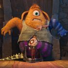 Ich kann den Text nicht erkennen. Eine Illustration mit einem großen, orangefarbenen Einauge-Monster und einem kleinen Jungen.