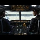 Blick ins Cockpit eines Flugzeugs, zwei Piloten in Uniform und Mütze schauen nach vorne, viele Instrumente leuchten.