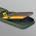 Ein Federetui mit bunten Holzstiften in verschiedenen Farben, ordentlich in Halteschlaufen sortiert.