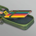 Buntstifte in verschiedenen Farben in einer grünen Federtasche mit einem Reißverschluss.