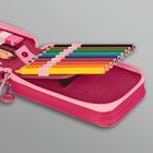 Ein offenes pinkfarbenes Federmäppchen zeigt bunte Holzstifte in Schlaufen.