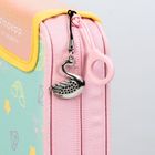 Text "maepp BY BRUNNEN". Rosa Federtasche mit Schwan-Anhänger und pastellfarbenen Symbolen: Sterne, Regenbögen, Diamanten.