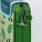 „smaepp by Brunnen“ auf grünem Etui mit Blattmuster und Dino-Anhänger am Reißverschluss.
