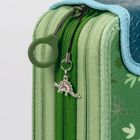 Drei grüne Reißverschlüsse mit Dinosaurier-Anhänger an einer Tasche, hellblaue Umrandung oben.