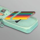 Offenes Federmäppchen mit bunten Buntstiften, darunter Gelb, Rot, Blau, Grün und Schwarz, in elastischen Schlaufen.