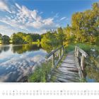 "Kleiner Weiher, Taunus, Hessen, Deutschland. Juli Kalender mit Holzsteg über einem Teich, umgeben von grünen Bäumen."