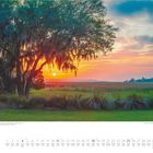 Text: „Sonnenuntergang an der Sea Pines Plantation, South Carolina, USA. Juli.“ Ein Baum mit hängendem Moos im Vordergrund, Sonnenuntergang im Hintergrund über einer weiten Grasfläche.
