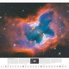 Kalender für August 2027, zeigt ein farbenfrohes Bild eines kosmischen Schmetterlingsnebels im Weltraum.