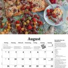 "Ricottakuchen mit Himbeeren" und Gedicht über August. Foto von Kuchen mit Himbeeren und Blumen auf blumigem Tischtuch.