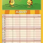 Text: „Ich komm nicht hoch, ich habe Höhenangst.“; „AUGUST“. Zwei Giraffen; eine steht, die andere sitzt auf einem Hocker.