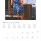 Kalenderblatt für Juli mit Illustration einer eleganten Frau im blauen Kleid, sitzend vor einem Café mit der Aufschrift "CAFFÈ NER".