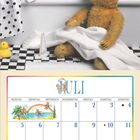 Kalenderseite: Juli. Bild zeigt zwei Teddys in der Badewanne, gelbe Gummiente, Schiffsmodell, Duschvorhang.